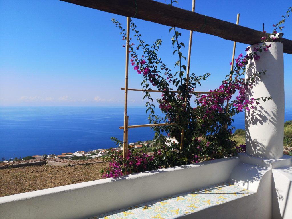 salina-eolie-vista-mare